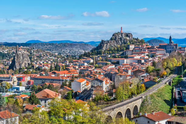 paisaje urbano de la ciudad de puy-en-velay. haute-loir, región de auvernia-ródano-alpes en francia. - rhone bridge fotografías e imágenes de stock