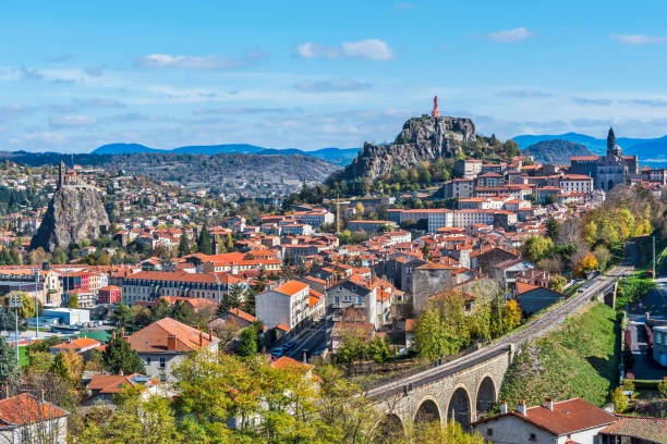 kuvapankkikuvat ja rojaltivapaat kuvat aiheesta puy-en-velayn kaupungin kaupunkikuva. haute-loir, auvergne-rhone-alpesin alue ranskassa. - auvergne rhône alpes