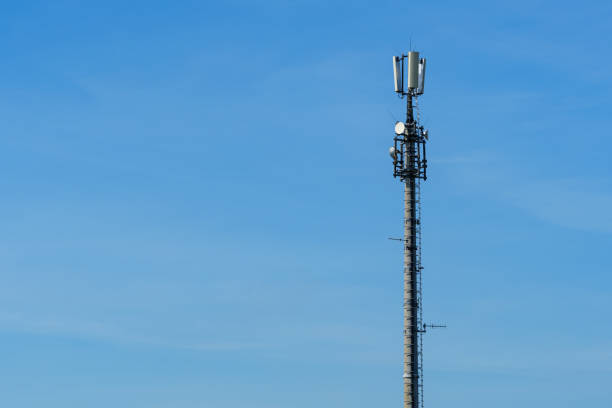 アンテナと電子通信機器を備えた移動通信塔またはセルタワーのクローズアップ - コピースペース - sendemast ストックフォトと画像
