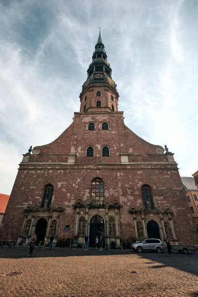 церковь святого петра, рига, латвия - st peters basilica стоковые фото и изображения