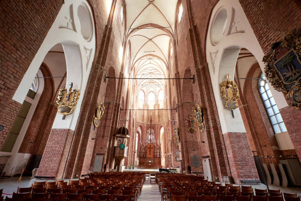 церковь святого петра, рига, латвия - st peters basilica стоковые фото и изображения
