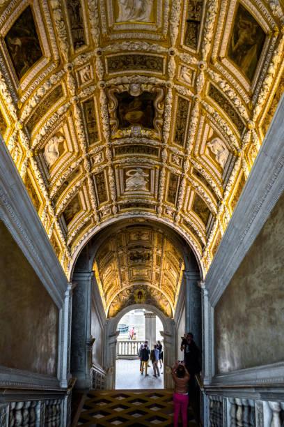 escalera del renacimiento dentro del palacio dox de venecia. el palacio ducale medieval es un famoso monumento de la ciudad. - doges palace palazzo ducale staircase steps fotografías e imágenes de stock