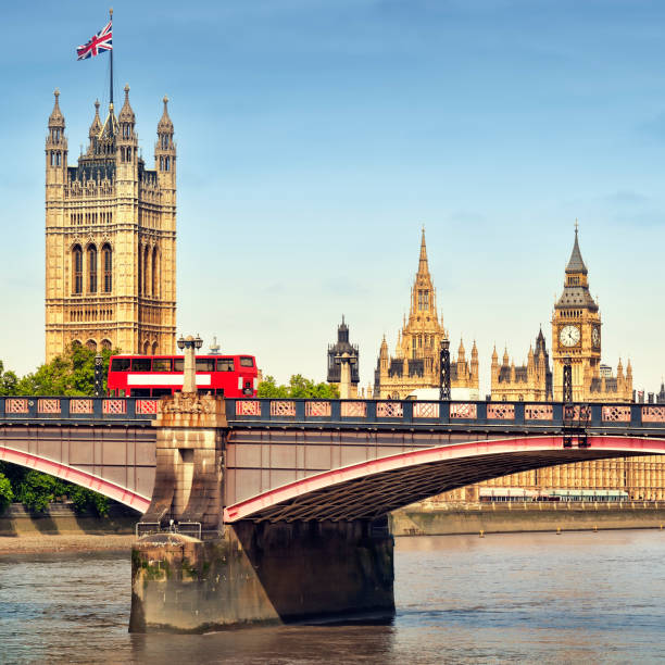 здание парламента в лондоне. - victoria tower стоковые фото и изображения