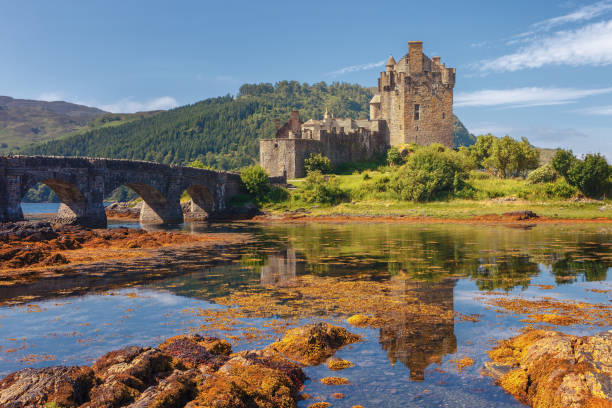 castelo de eilean donan, na entrada de loch duich, em kyle de lochalsh nas montanhas ocidentais de scotland, um do mais evocativo - dornie - fotografias e filmes do acervo