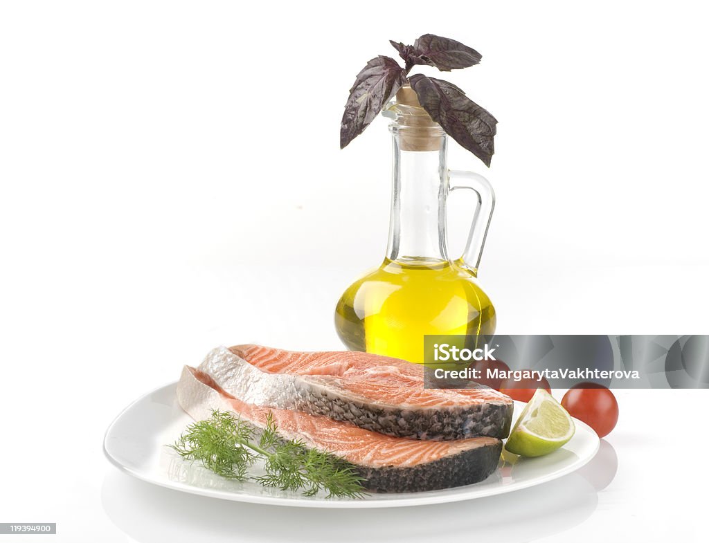 Crudo Trancio di salmone con erbe aromatiche, verdure e olio d'oliva - Foto stock royalty-free di Alimentazione sana