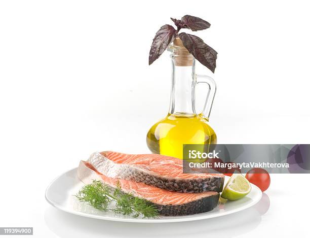 Crudo Trancio Di Salmone Con Erbe Aromatiche Verdure E Olio Doliva - Fotografie stock e altre immagini di Alimentazione sana