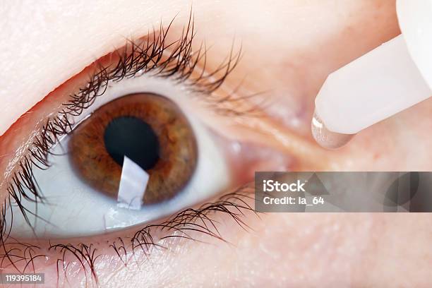 Medicina Gotas Para Los Ojos Foto de stock y más banco de imágenes de Seco - Seco, Adulto, Adulto joven