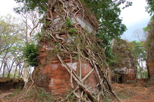 blick auf den koh ker komplex, kambodscha - cambodia traditional culture ancient angkor stock-fotos und bilder