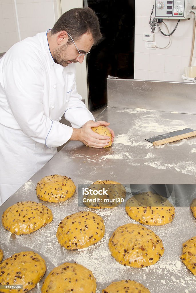 chef de pastelaria que prepara o Bolo - Royalty-free Bolo de Natal Italiano Foto de stock