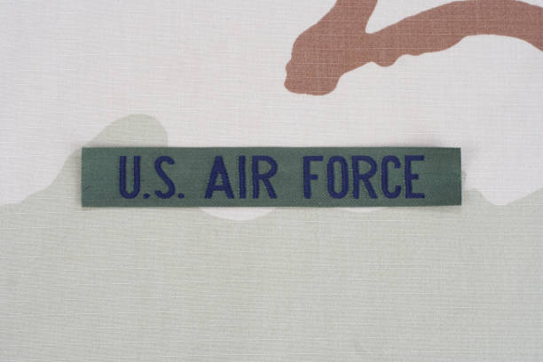 bande de branche d'us air force sur le fond uniforme de camouflage de désert - afghan dog photos et images de collection