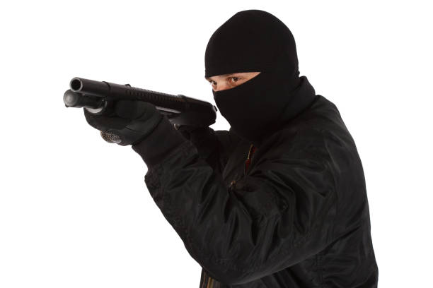 ladrón en máscara negra con escopeta - armed forces human hand rifle bullet fotografías e imágenes de stock
