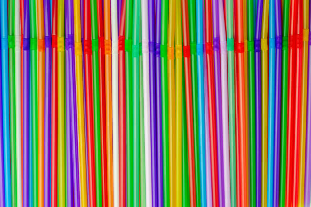 boire des pailles. fond abstrait avec beaucoup de tubules en plastique multicolores pour le jus ou le cocktail, jetable à usage simple. vue plate supérieure. - plate plastic disposable blue photos et images de collection