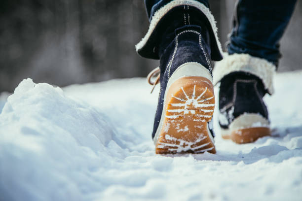 chica está caminando sobre la nieve, el invierno, cortado - bota de la nieve fotografías e imágenes de stock