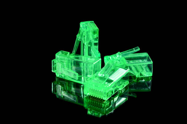 コネクタrj-45。ネットワークとインターネット用の 4 つのネオングリーン透明コネクタ rj45。反射で黒い背景に分離されたクローズアップマクロ。 - cable network server network connection plug green ストックフォトと画像