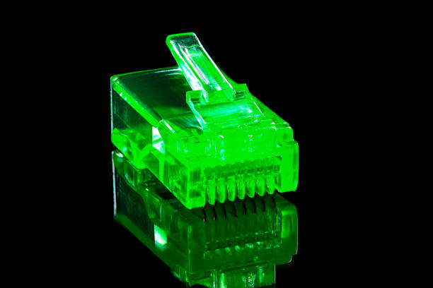 コネクタ rj-45.ネットワークおよびインターネット用のネオングリーン透明コネクタrj45。反射、被写界深度を持つ黒の背景にクローズアップマクロ。 - cable network server network connection plug green ストックフォトと画像