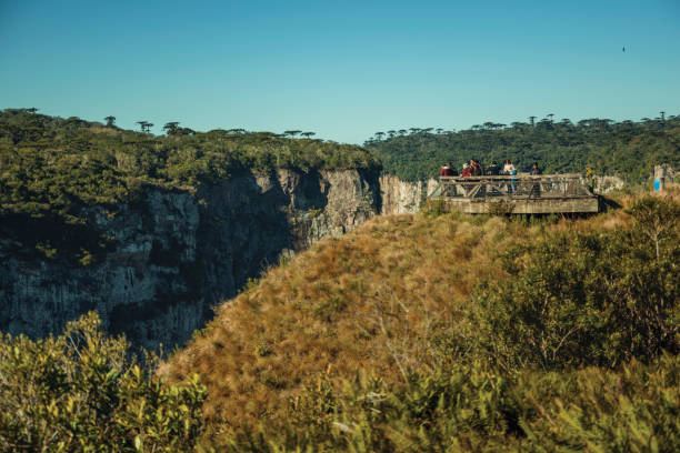 gente en el borde del cañón de itaimbezinho - canyon plateau large majestic fotografías e imágenes de stock