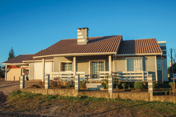 maison de ville moderne avec la barrière et le jardin au coucher du soleil - southern charm photos et images de collection