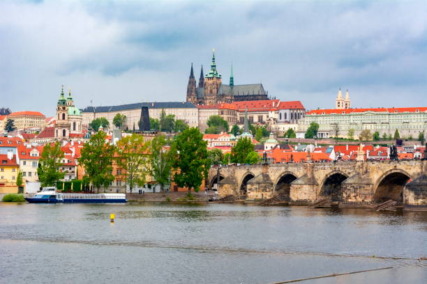 prague cityscape with prague castle and charles bridge, czech republic - ponte charles imagens e fotografias de stock