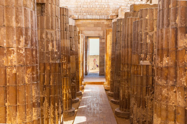 вход колоннады коридор к комплексу пирамиды djoser step в некрополе саккара - saqqara стоковые фото и изображения