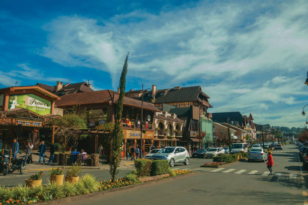 edifici e persone sulla strada principale di gramado - boulevard mansion road grounds foto e immagini stock