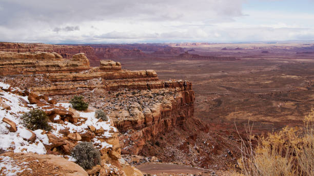 vue panoramique sur la vallée des dieux - moki dugway photos et images de collection