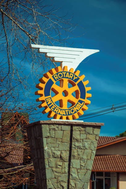 rotary international logo sculpture on pedestal - southern charm imagens e fotografias de stock