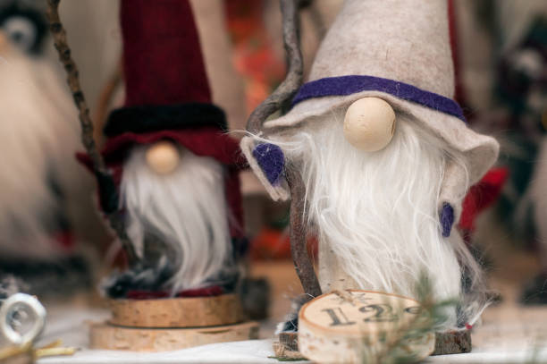 традиционный рождественский гном для продажи на рождественском рынке - beard christmas classic traditional culture стоковые фото и изображения