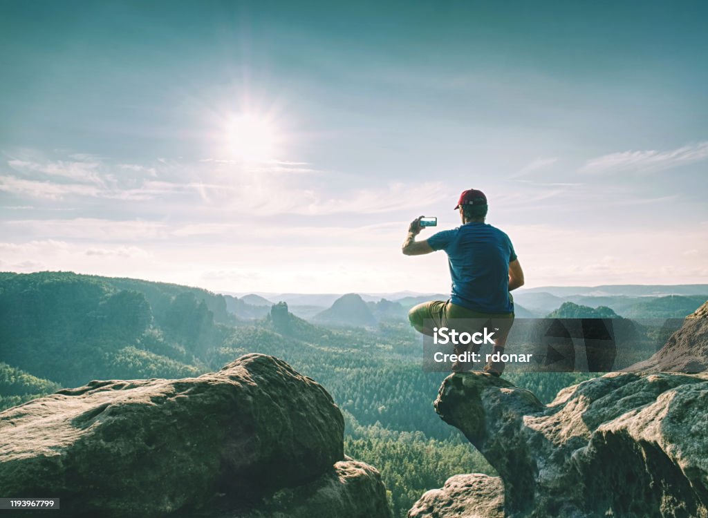 Mann sitzen und schauen auf den langen Canyon. Touristensitzen - Lizenzfrei Fotografie Stock-Foto