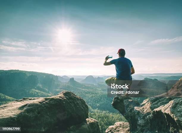 Mann Sitzen Und Schauen Auf Den Langen Canyon Touristensitzen Stockfoto und mehr Bilder von Fotografie