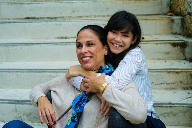 portrait affectueux de mère et de descendant - adoption early teens teenager family photos et images de collection