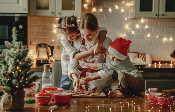 mère de famille heureuse et enfants font cuire des biscuits de noel - rolling dough pastry apron photos et images de collection