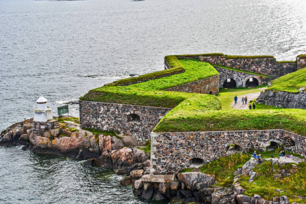 bastión gustavssvard de la fortaleza de suomenlinna en el archipiélago de helsinki vista desde el mar. - suomenlinna fotografías e imágenes de stock