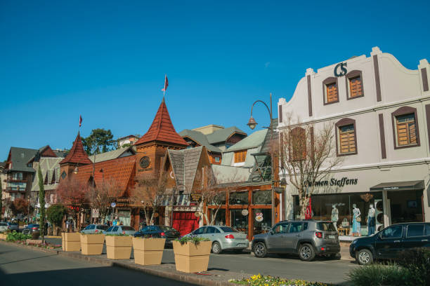 edifici e persone sulla strada principale di gramado - boulevard mansion road grounds foto e immagini stock