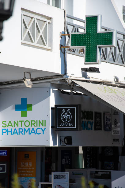 pierzeja santorini pharmacy na 25is martiou - log fire zdjęcia i obrazy z banku zdjęć