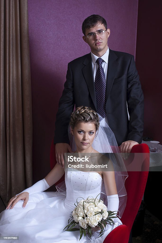 Casal de newlyweds no interior - Royalty-free Adulto Foto de stock