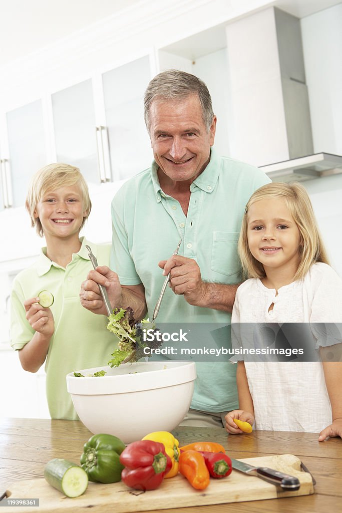 Wnuki pomoc Dziadek do przygotowania sałatek - Zbiór zdjęć royalty-free (10-11 lat)