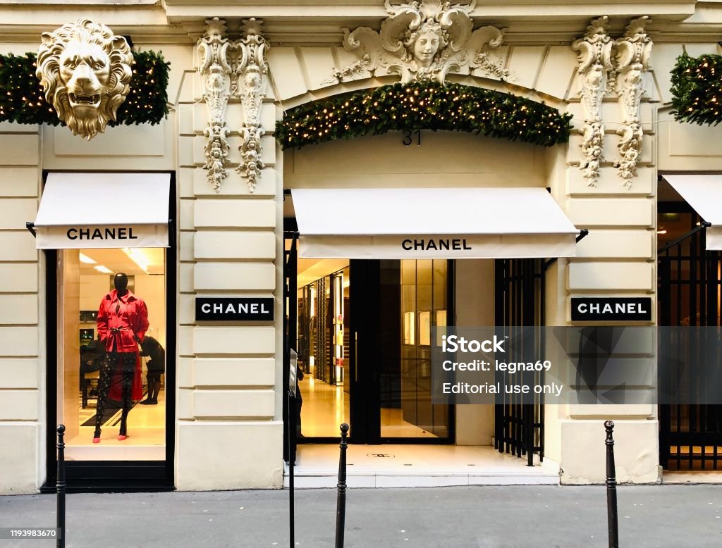 Chanel Shop During Christmas In Paris Stock Photo - Download Image Now -  Rue du Faubourg Saint-Honoré, Ready To Wear, Store Window - iStock