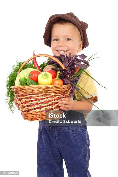 Kleine Junge Mit Einem Korb Mit Gemüse Stockfoto und mehr Bilder von Abnehmen - Abnehmen, Basilikum, Bauernberuf