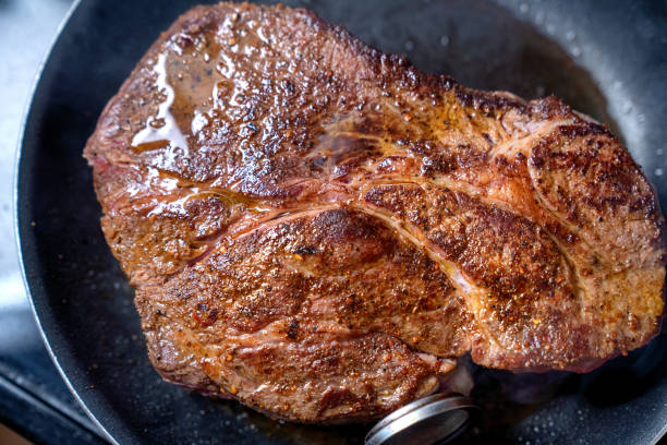 chuck beef roast wird in einem ofen mit einem fleisch-thermometer gekocht, um die richtige kochtemperatur für die perfekte ketogene oder fleischfresser-diät-mahlzeit zu versichern - gebraten stock-fotos und bilder