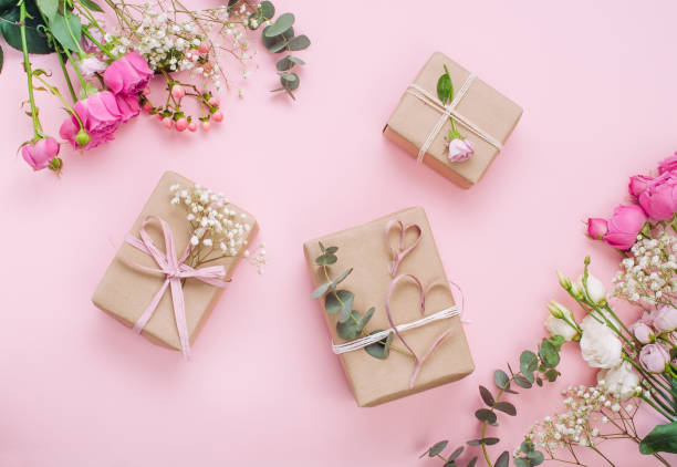 fabricar cajas de regalo de envoltura de papel sobre fondo rosa - table wedding flower bow fotografías e imágenes de stock
