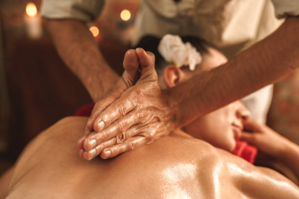 medicina alternativa. terapeuta curando mujer haciendo masaje ayurvédico con aceite de hierbas primer plano - chakra ayurveda recovery herbal medicine fotografías e imágenes de stock