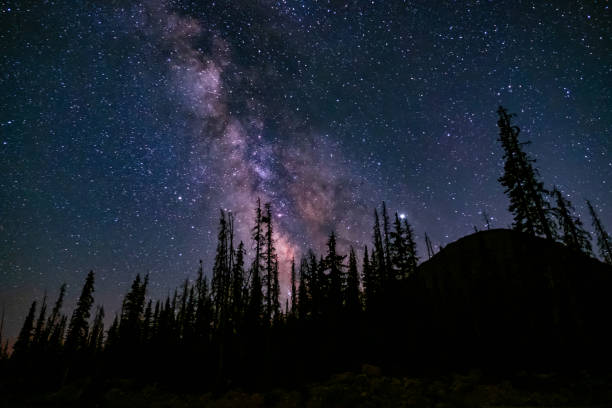 starry night sky in the uinta mountains - mountain range utah sky mountain imagens e fotografias de stock