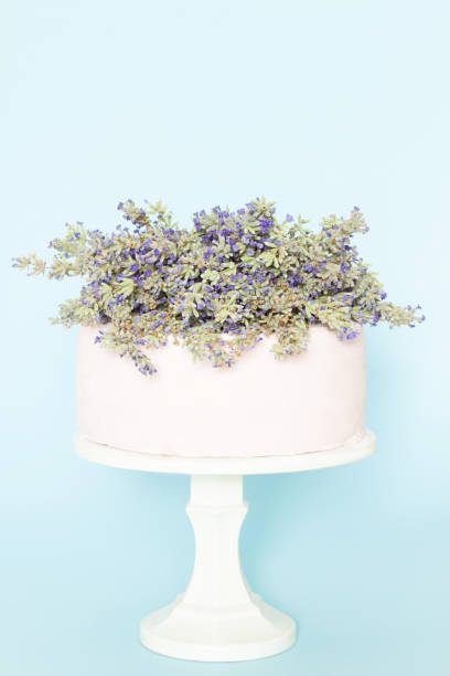 istock Pink wedding cake with lavender flowers 1194011968