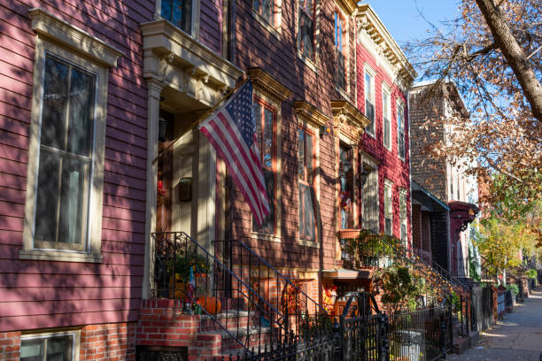 미국 국기와 보도 그린 포인트 브루클린 뉴욕에서 다채로운 오래된 주택의 행 - green point 뉴스 사진 이미지