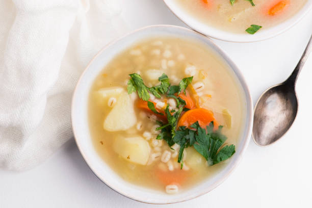 zupa jęczmieńcowa, jęczmień perłowy w białej misce - vegetable barley soup zdjęcia i obrazy z banku zdjęć