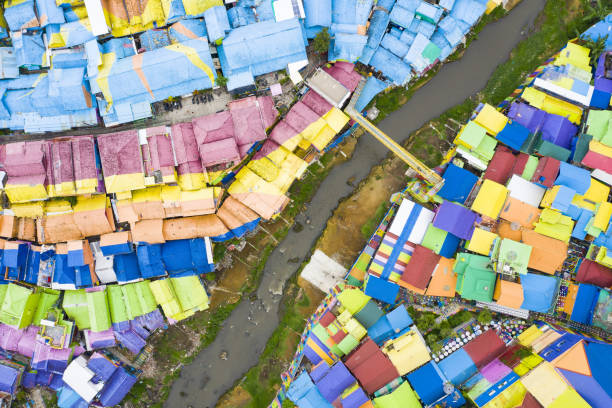 widok z góry, wspaniały widok z lotu ptaka na wioskę rainbow znany również jako jodipan lub kampung wisata jodipan, kolorowa wioska położona w malang, east java, indonezja. - malang zdjęcia i obrazy z banku zdjęć