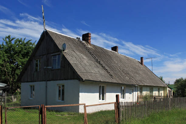 vecchio edificio tedesco (costruito nel 1935) nel villaggio di morskoe (pillkoppen) nel parco nazionale curoniano di spit. russia. - former famous place east architecture foto e immagini stock