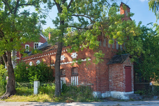 widok na stary niemiecki budynek z czerwonej cegły w pravdinsk (przed friedland), rosja. pravdinsk została założona w 1312 roku przez krzyżaków. - pravdinsk zdjęcia i obrazy z banku zdjęć