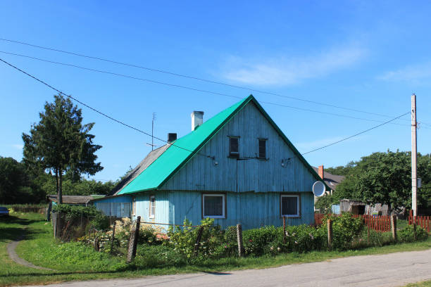 vecchio ex edificio in legno tedesco nel villaggio di morskoe (pillkoppen) nel parco nazionale curoniano dello sputo. - former famous place east architecture foto e immagini stock