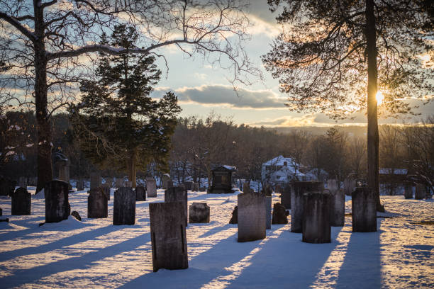 cemitério no por do sol na neve - cemetery hill - fotografias e filmes do acervo